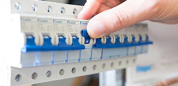 Schalt­schrank­bau bei Elektro-Montagen-Wohlfahrt in Pößneck